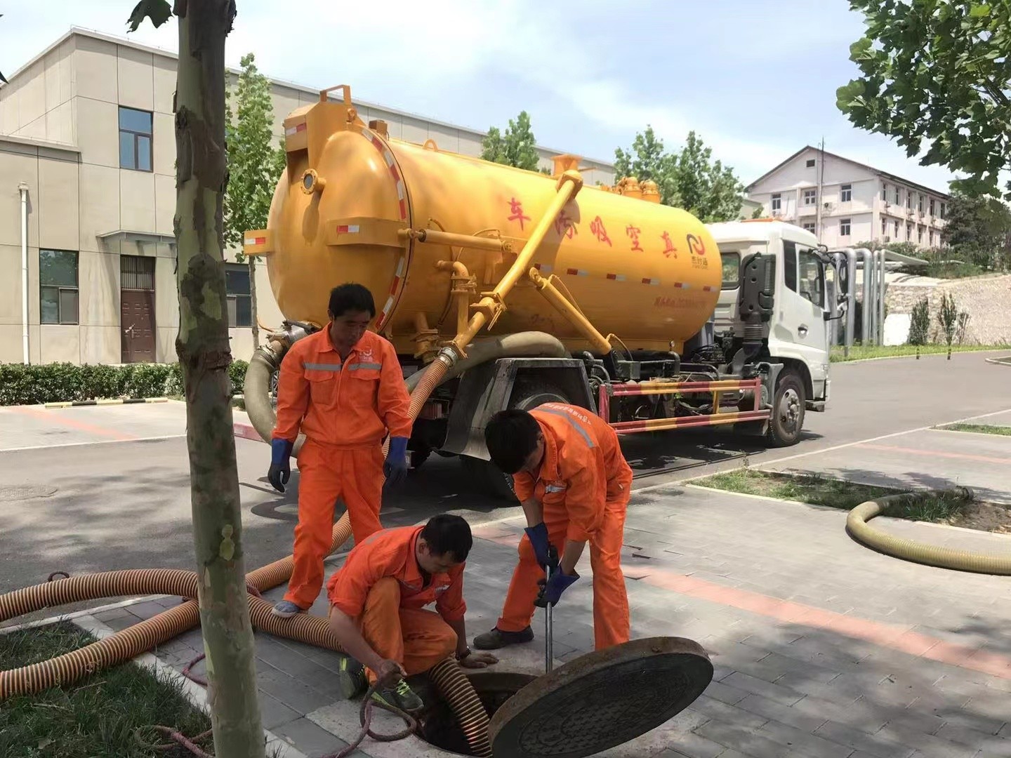 新安管道疏通车停在窨井附近