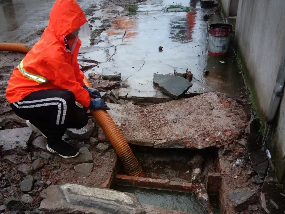 新安专业清理污水池 炜誉市政以规范流程守护城市 “肠道”