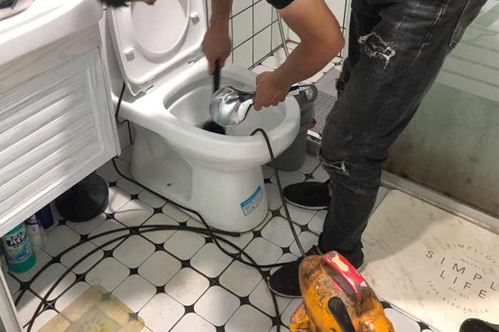 新安马桶堵塞自己疏通还是找师傅？专业上门服务让你省时更省心